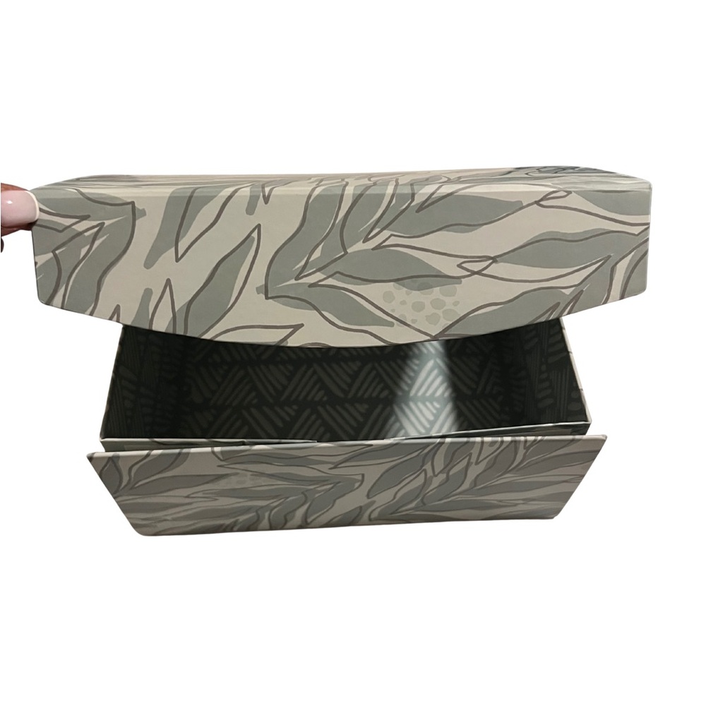 The Spring Shop Leaf Design Box - Picture 4 of 5